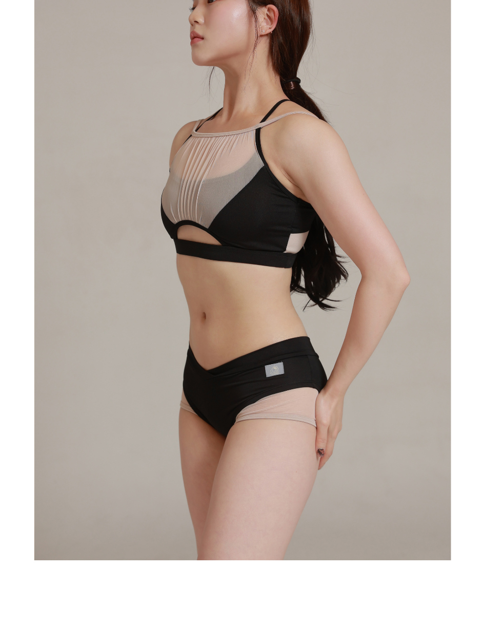Swimsuit/underwear model wearing image-S13L3